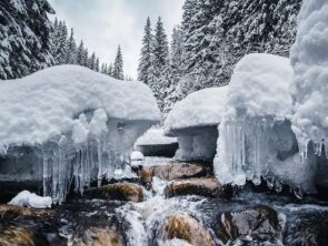 река зимой карпаты